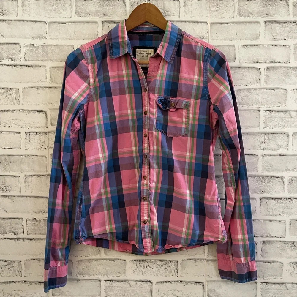 Women’s Abercrombie & Fitch pink plaid long sleeve button up collar shirt Medium